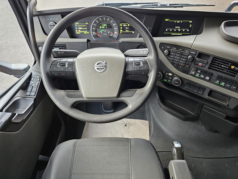 Fotografia de interior 3: Camião transporte de veículos Volvo FH500 / AUTOTRANSPORT / LOHR CONSTRUCTION / COMBI