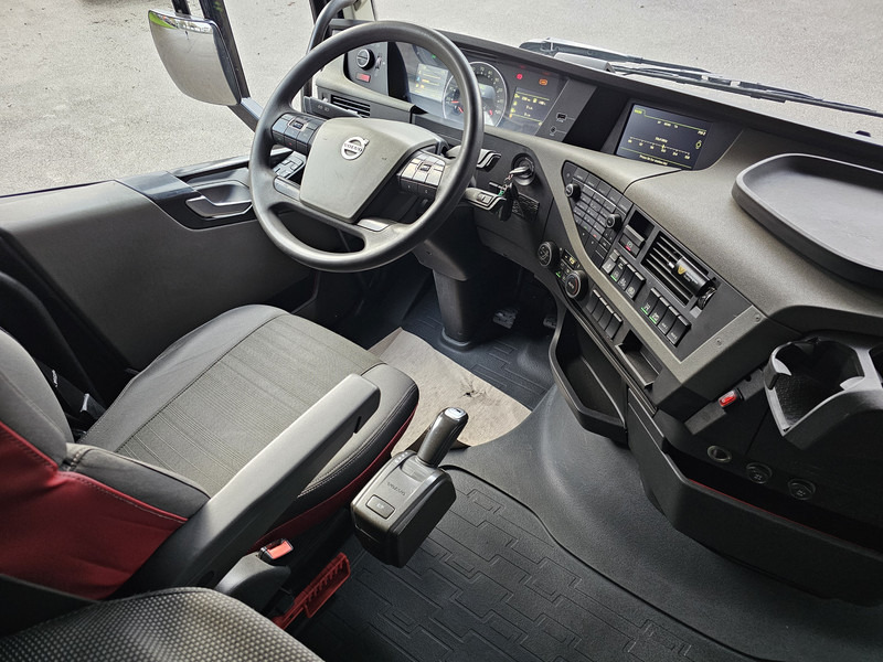 Fotografia de interior 2: Camião transporte de veículos Volvo FH500 / AUTOTRANSPORT / LOHR CONSTRUCTION / COMBI