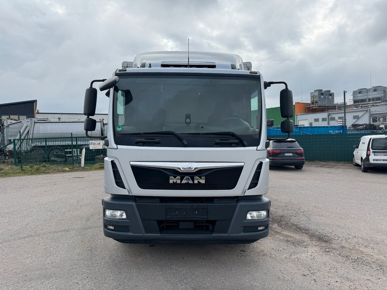 MAN 15.290 4X2 Koffer mit Hebebühne AHK - Camião furgão: foto 5 MAN 15.290 4X2 Koffer mit Hebebühne AHK - Camião furgão: foto 5