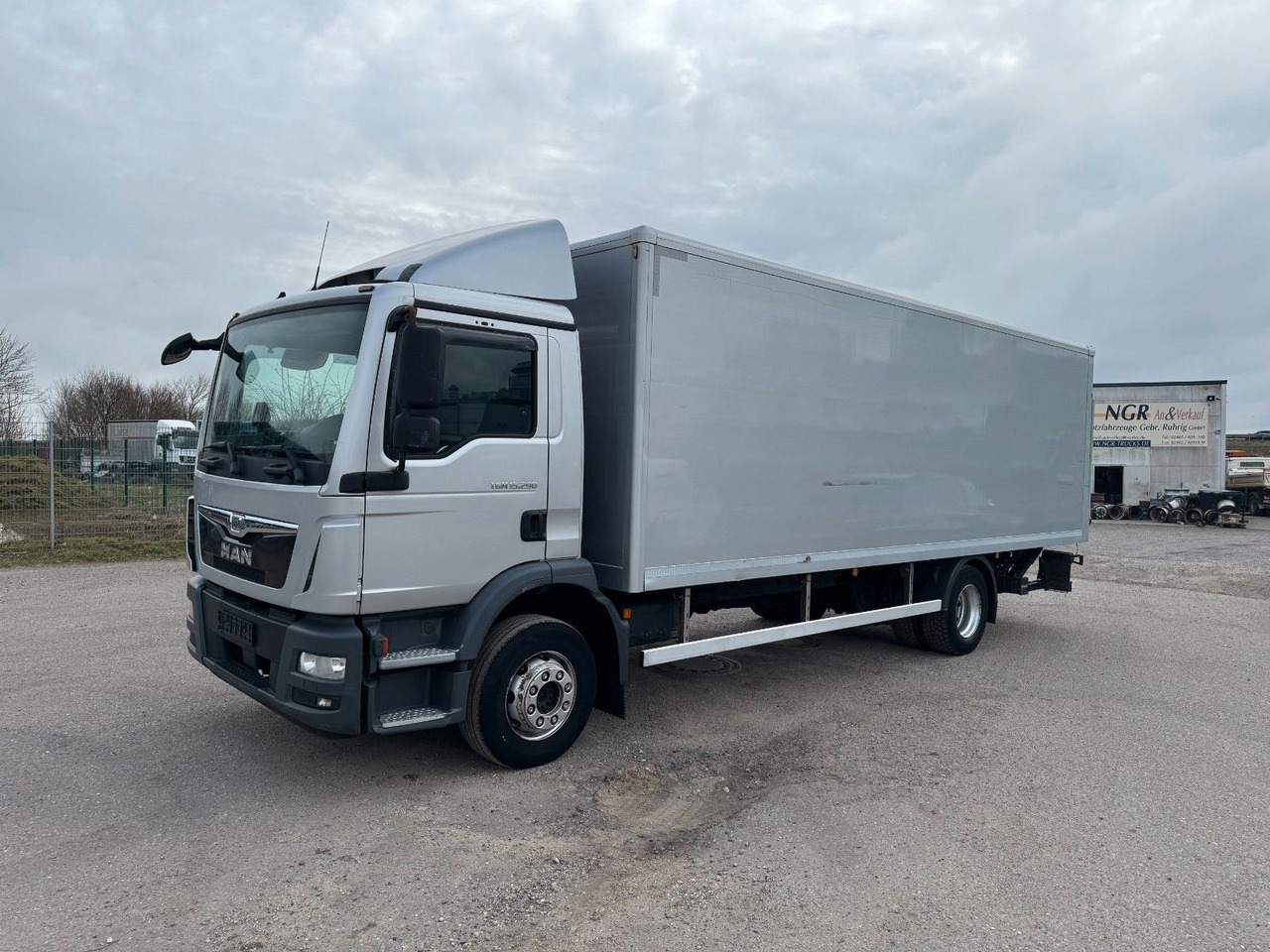 MAN 15.290 4X2 Koffer mit Hebebühne AHK - Camião furgão: foto 1 MAN 15.290 4X2 Koffer mit Hebebühne AHK - Camião furgão: foto 1