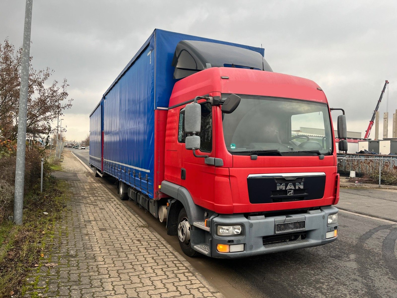 MAN 8.220 4X2 Pritschenwagen - Camião de lona: foto 1 MAN 8.220 4X2 Pritschenwagen - Camião de lona: foto 1