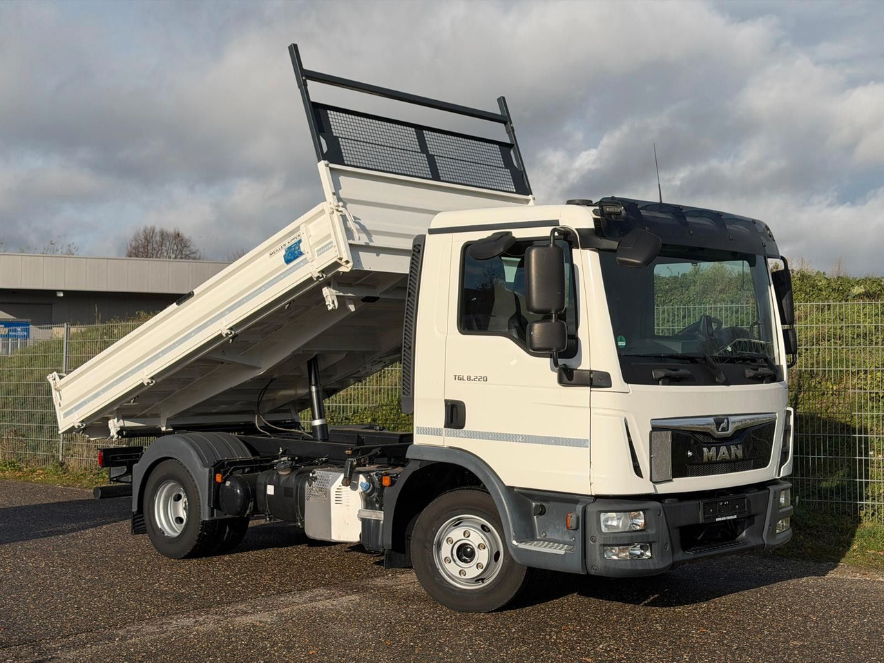 MAN 8.220 4x2 Meiller 3S. Kipper | TOP Zustand! - Carrinha basculante: foto 1 MAN 8.220 4x2 Meiller 3S. Kipper | TOP Zustand! - Carrinha basculante: foto 1