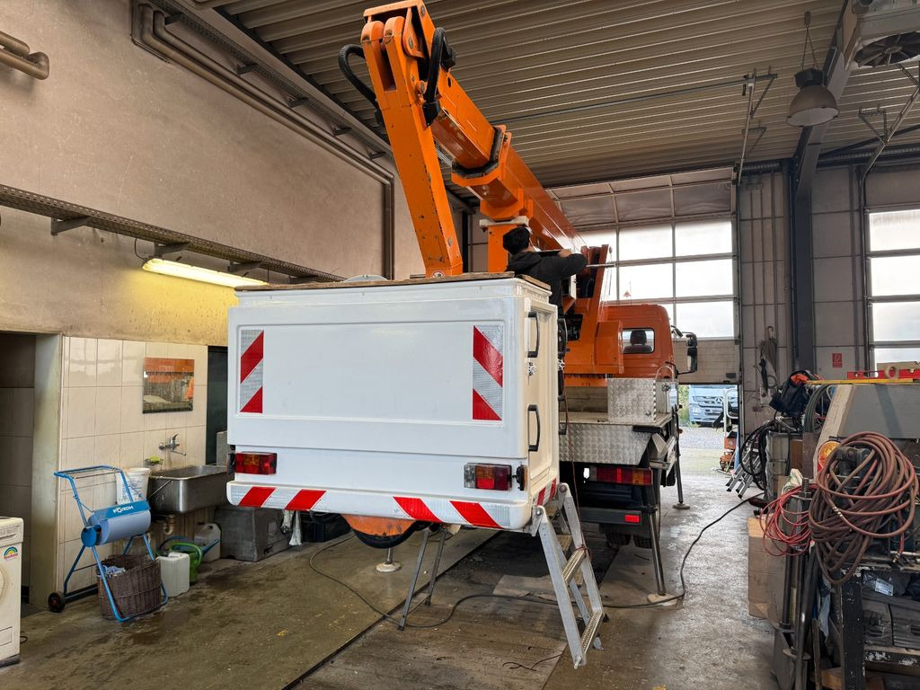 Mercedes-Benz 815 4x2 Hubarbeitsbühne Wumag 170 high 17 m Mercedes-Benz 815 4x2 Hubarbeitsbühne Wumag 170 high 17 m - Caminhão com plataforma aérea, Veículo comercial: foto 4 Mercedes-Benz 815 4x2 Hubarbeitsbühne Wumag 170 high 17 m Mercedes-Benz 815 4x2 Hubarbeitsbühne Wumag 170 high 17 m - Caminhão com plataforma aérea, Veículo comercial: foto 4