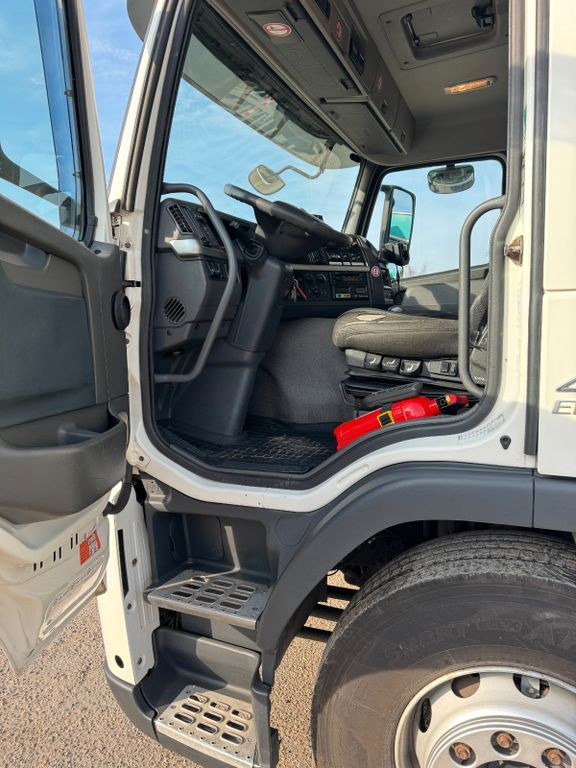 Volvo FM 410 6X2 Kühlkoffer mit Carrier Diesel & Strom - Camião frigorífico: foto 4 Volvo FM 410 6X2 Kühlkoffer mit Carrier Diesel & Strom - Camião frigorífico: foto 4