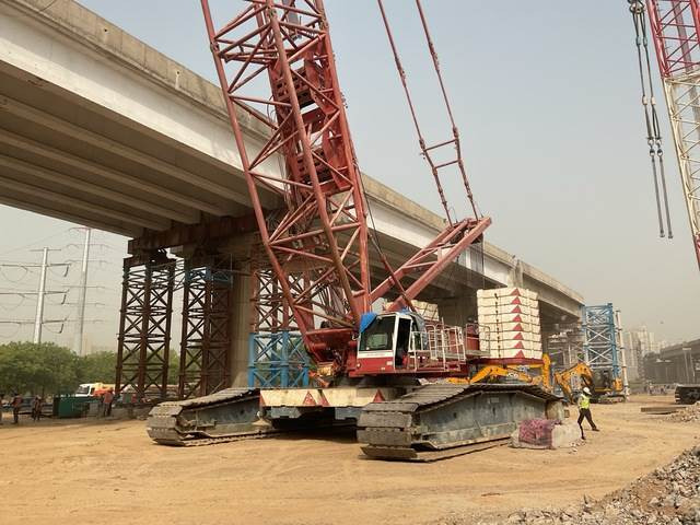 Terex Demag CC2800 - Guindaste sobre esteiras: foto 1 Terex Demag CC2800 - Guindaste sobre esteiras: foto 1