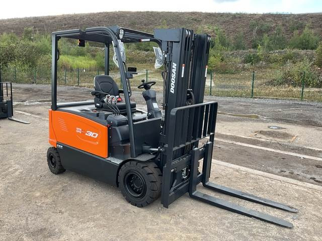 Doosan B30X-7 PLUS - Empilhador elétrico: foto 4 Doosan B30X-7 PLUS - Empilhador elétrico: foto 4