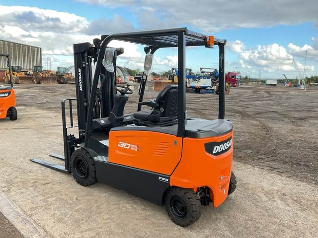 Doosan B30X-7 PLUS - Empilhador elétrico: foto 2 Doosan B30X-7 PLUS - Empilhador elétrico: foto 2