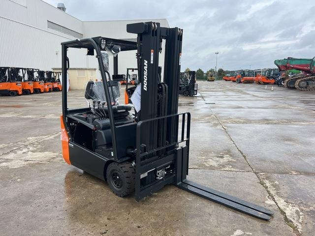 Doosan B15T-7 PLUS - Empilhador elétrico: foto 4 Doosan B15T-7 PLUS - Empilhador elétrico: foto 4