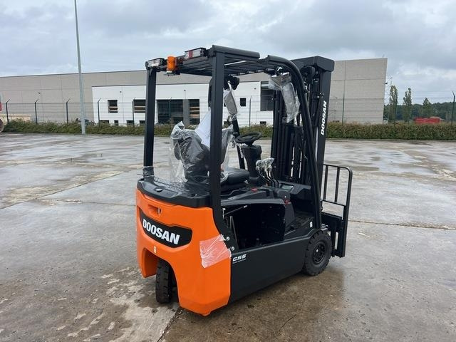 Doosan B15T-7 PLUS - Empilhador elétrico: foto 3 Doosan B15T-7 PLUS - Empilhador elétrico: foto 3