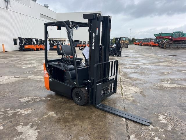 Doosan B15T-7 PLUS - Empilhador elétrico: foto 4 Doosan B15T-7 PLUS - Empilhador elétrico: foto 4