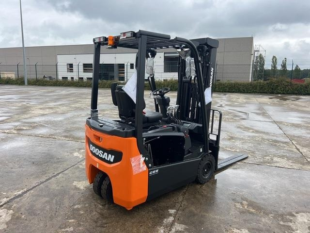 Doosan B15T-7 PLUS - Empilhador elétrico: foto 3 Doosan B15T-7 PLUS - Empilhador elétrico: foto 3