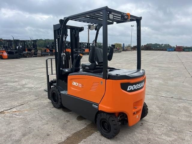 Doosan B30X-7 PLUS - Empilhador elétrico: foto 2 Doosan B30X-7 PLUS - Empilhador elétrico: foto 2