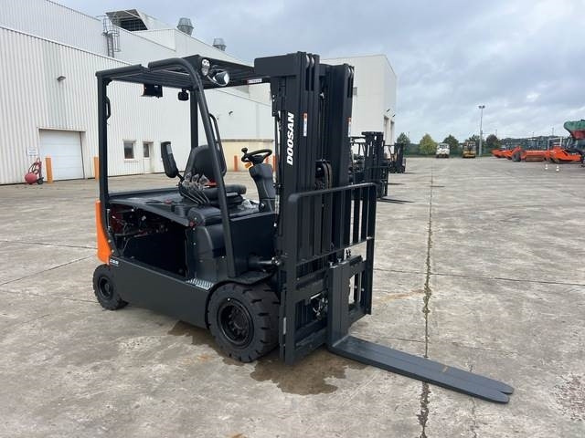 Doosan B30X-7 PLUS - Empilhador elétrico: foto 4 Doosan B30X-7 PLUS - Empilhador elétrico: foto 4