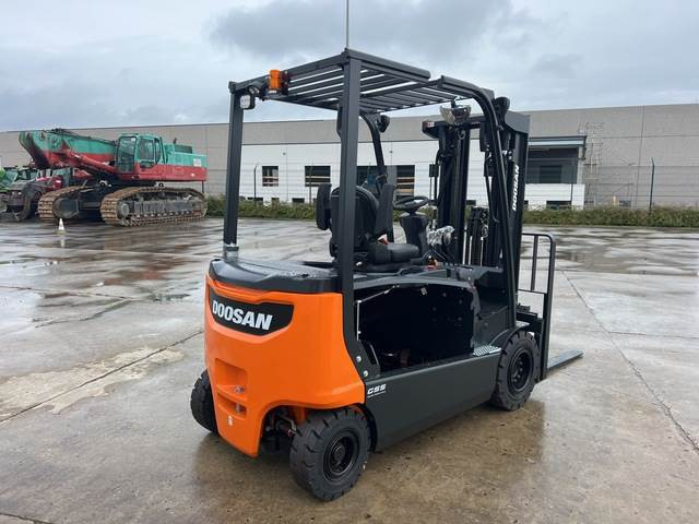 Doosan B30X-7 PLUS - Empilhador elétrico: foto 3 Doosan B30X-7 PLUS - Empilhador elétrico: foto 3