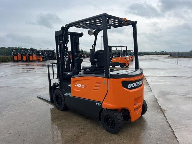 Doosan B30X-7 PLUS - Empilhador elétrico: foto 2 Doosan B30X-7 PLUS - Empilhador elétrico: foto 2