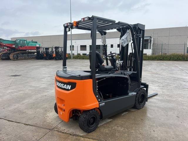 Doosan B35X-7 PLUS - Empilhador elétrico: foto 3 Doosan B35X-7 PLUS - Empilhador elétrico: foto 3