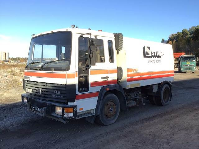 Volvo FL611 - Varredora urbana: foto 1 Volvo FL611 - Varredora urbana: foto 1