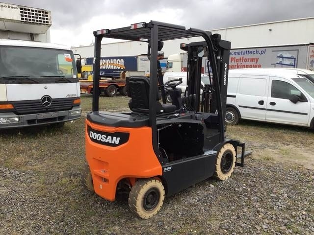 Doosan B25X-7 PLUS - Empilhador elétrico: foto 3 Doosan B25X-7 PLUS - Empilhador elétrico: foto 3