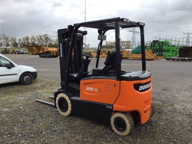 Doosan B25X-7 PLUS - Empilhador elétrico: foto 2 Doosan B25X-7 PLUS - Empilhador elétrico: foto 2