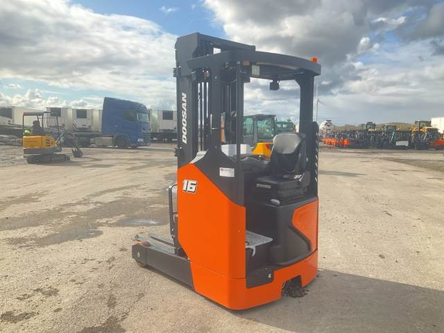 Doosan BR16JW-9 - Empilhador retráctil: foto 2 Doosan BR16JW-9 - Empilhador retráctil: foto 2
