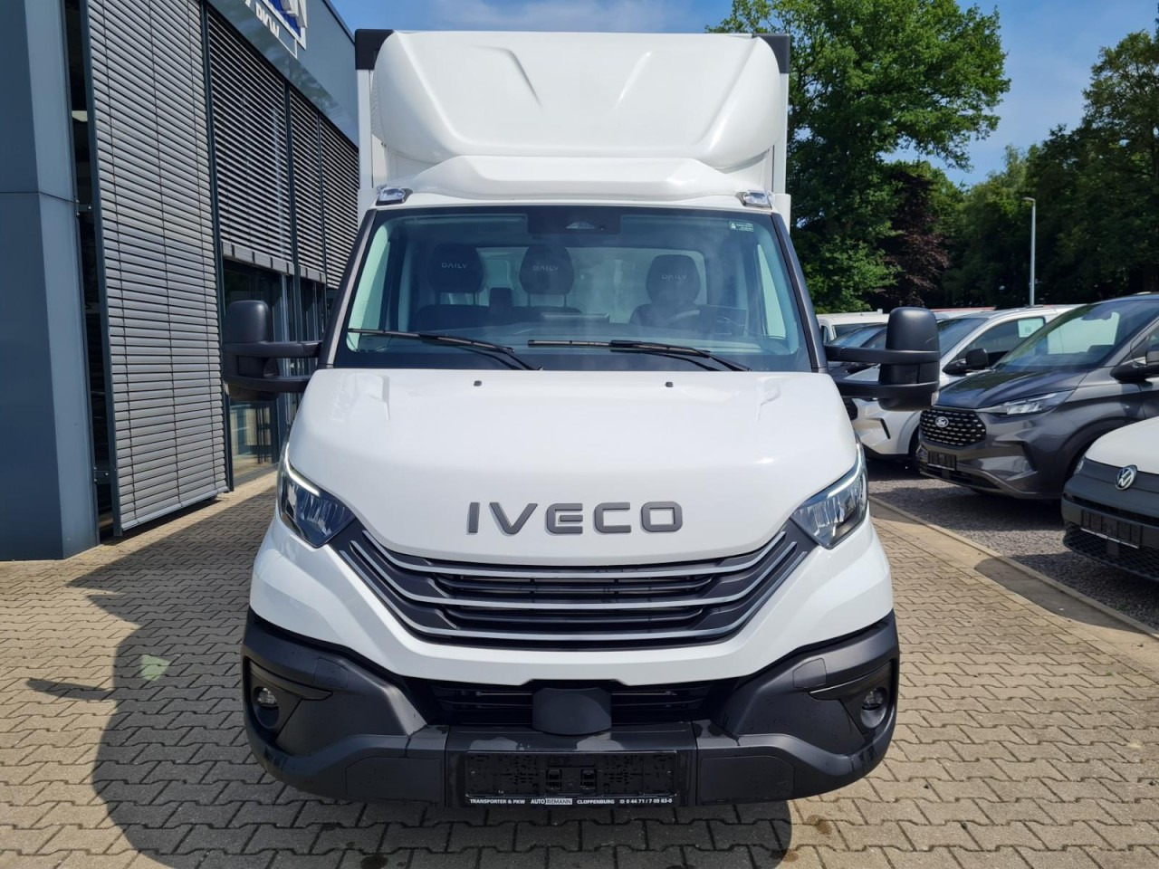 Iveco DAILY 35S18 Koffer Automatik ALU KAMERA NAVI TEMPOMAT - Carrinha de contentor: foto 2 Iveco DAILY 35S18 Koffer Automatik ALU KAMERA NAVI TEMPOMAT - Carrinha de contentor: foto 2