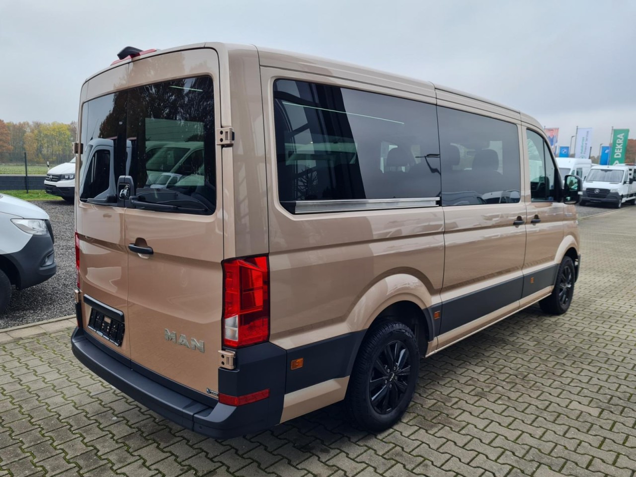 Man TGE 3.180 TDi Kombi 9 Sitze ALU KAMERA LED LEDER Sonderumbau - Minibus, Furgão de passageiros: foto 4 Man TGE 3.180 TDi Kombi 9 Sitze ALU KAMERA LED LEDER Sonderumbau - Minibus, Furgão de passageiros: foto 4