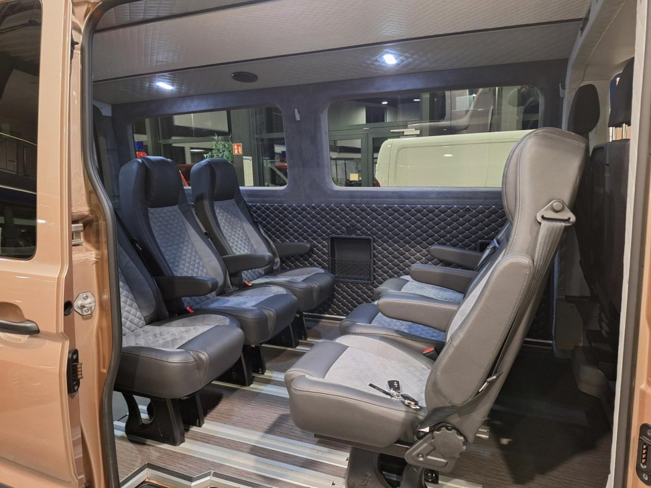 Man TGE 3.180 TDi Kombi 9 Sitze ALU KAMERA LED LEDER Sonderumbau - Carrinha cabine dupla: foto 5 Man TGE 3.180 TDi Kombi 9 Sitze ALU KAMERA LED LEDER Sonderumbau - Carrinha cabine dupla: foto 5