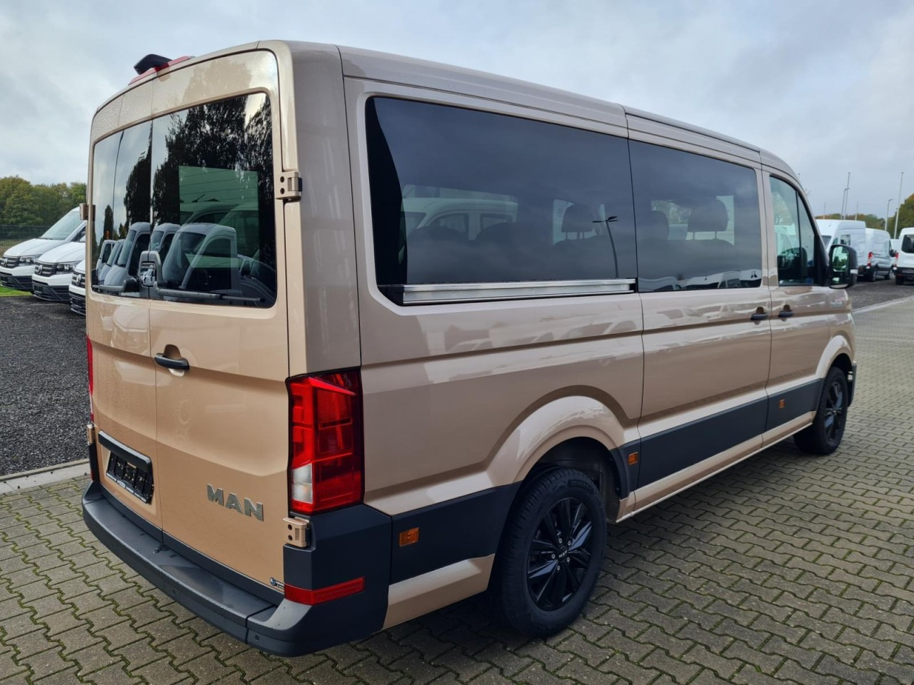 Man TGE 3.180 TDi Kombi 9 Sitze ALU KAMERA LED LEDER Sonderumbau - Minibus, Furgão de passageiros: foto 4 Man TGE 3.180 TDi Kombi 9 Sitze ALU KAMERA LED LEDER Sonderumbau - Minibus, Furgão de passageiros: foto 4