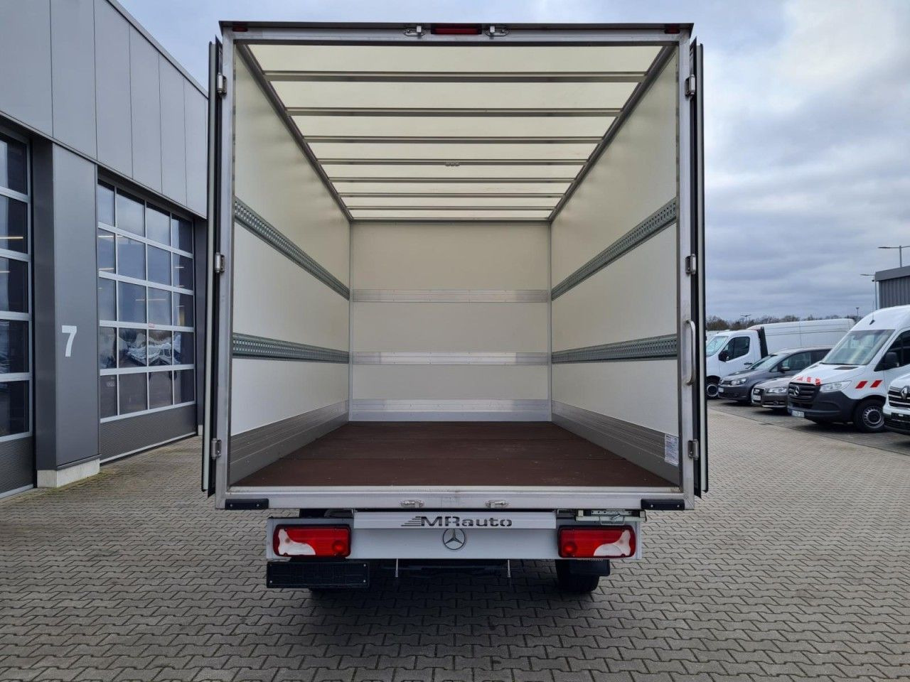 Mercedes-Benz Sprinter 315 CDi Koffer lang MBux Klima - Carrinha de contentor: foto 5 Mercedes-Benz Sprinter 315 CDi Koffer lang MBux Klima - Carrinha de contentor: foto 5
