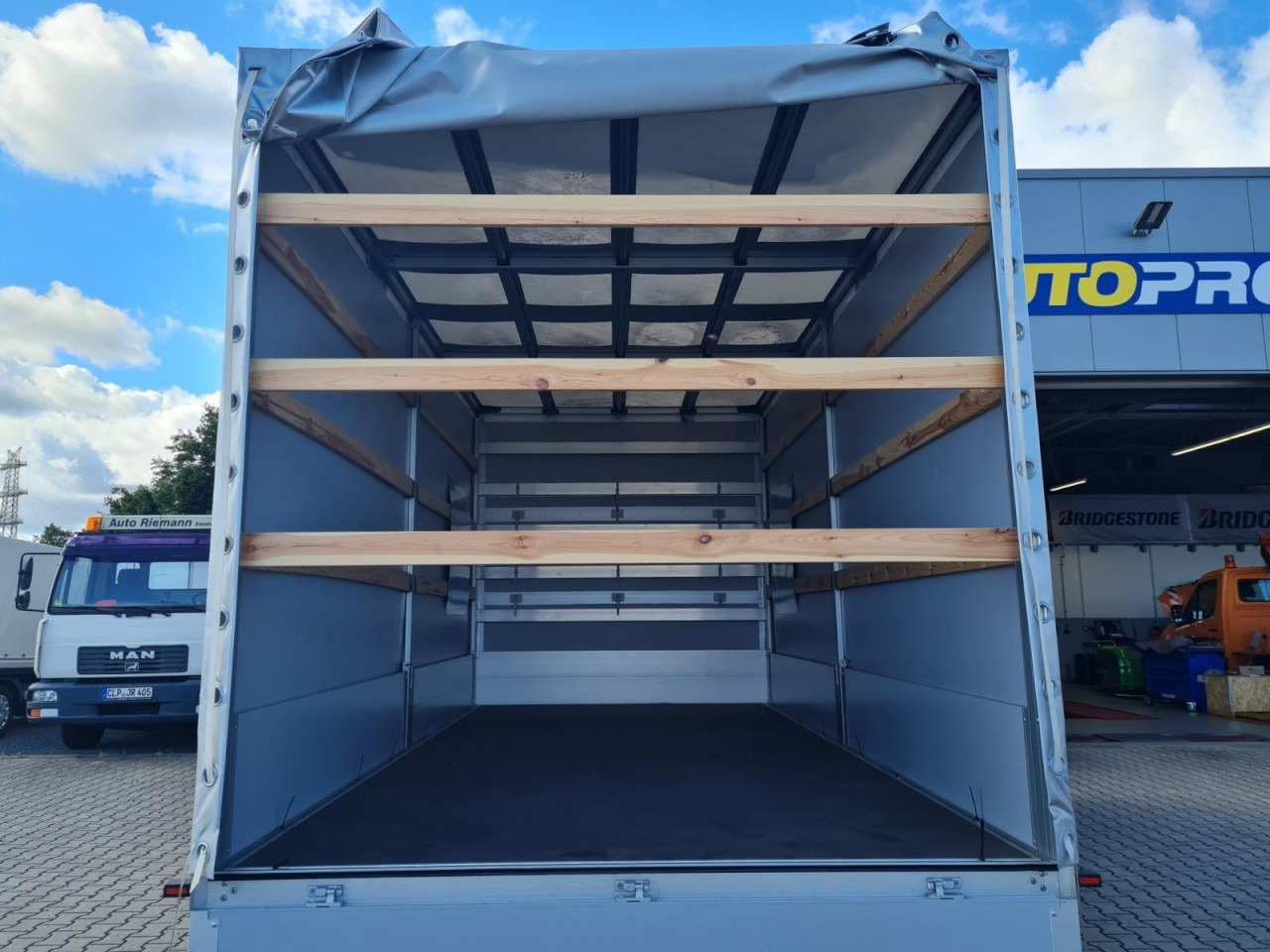 Mercedes-Benz Sprinter 317 Pritsche Plane Schlafkab RWD 10 Pal - Carrinha de lona: foto 5 Mercedes-Benz Sprinter 317 Pritsche Plane Schlafkab RWD 10 Pal - Carrinha de lona: foto 5