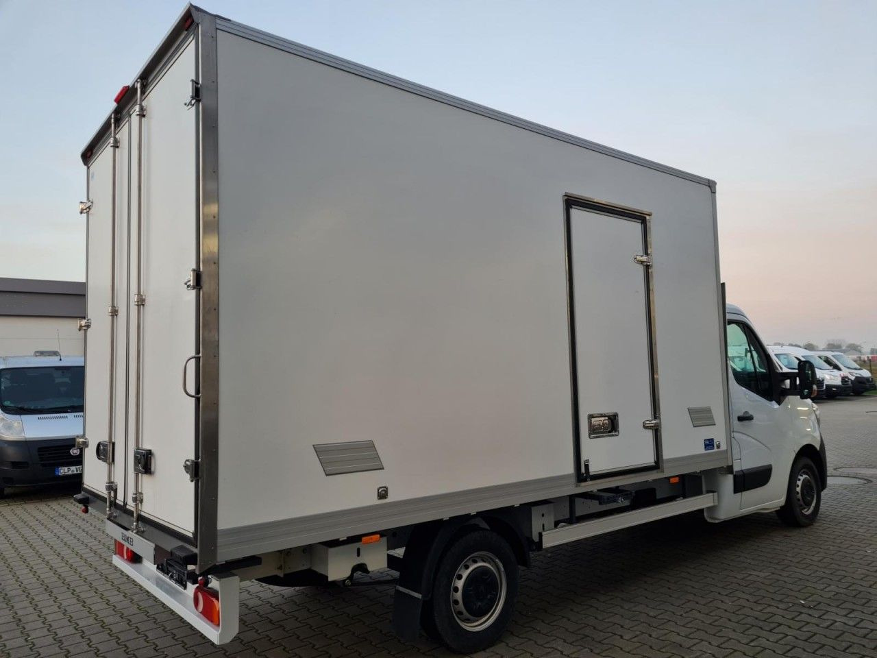 Renault Master 3.5t Möbel Koffer KLIMA LUFTFEDERUNG TEMP - Carrinha de contentor: foto 4 Renault Master 3.5t Möbel Koffer KLIMA LUFTFEDERUNG TEMP - Carrinha de contentor: foto 4
