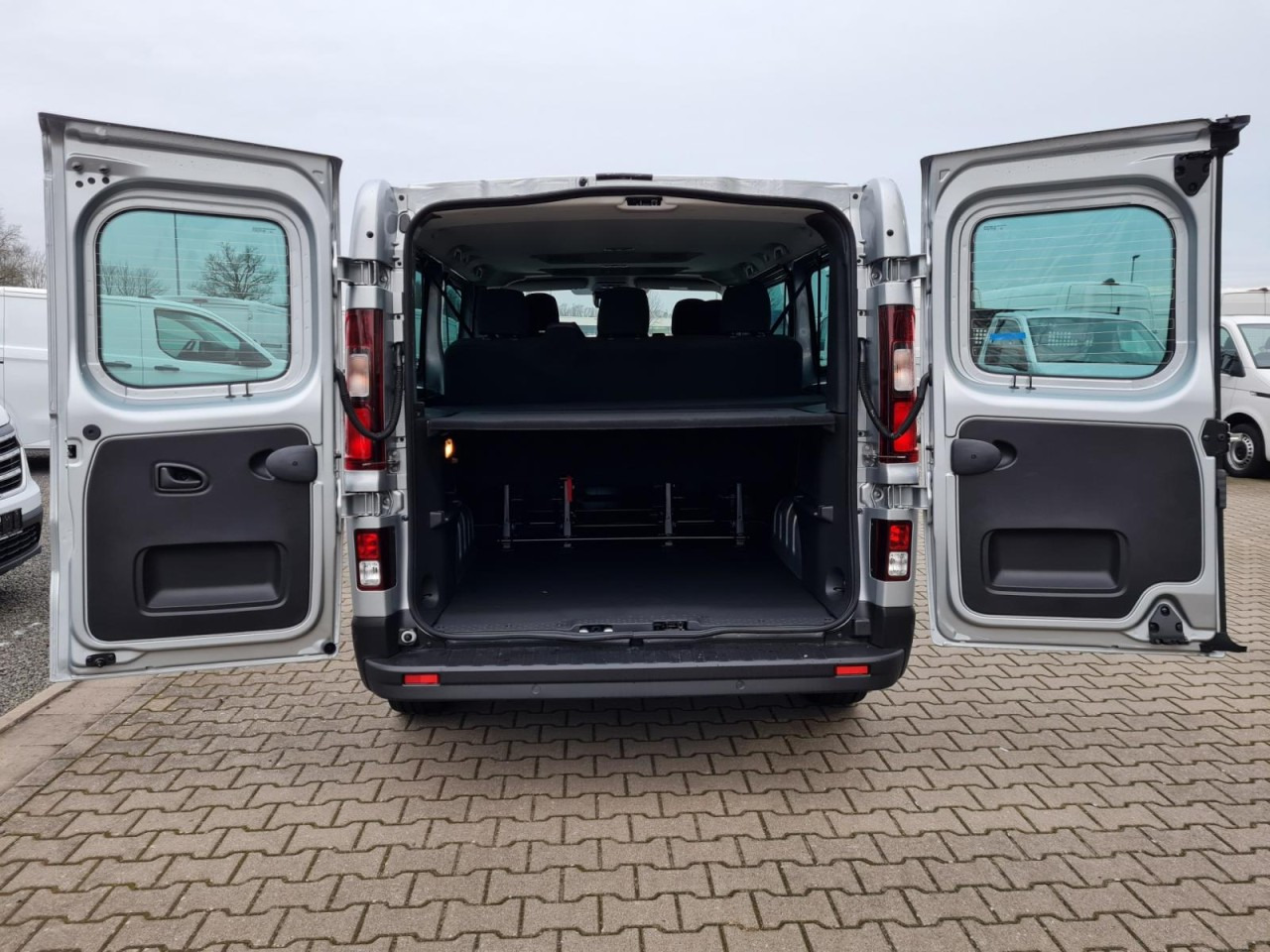 Renault Trafic Kombi 9-Sitze L2 Grand Equilibre KLIMA TEMPOMAT - Carrinha cabine dupla: foto 5 Renault Trafic Kombi 9-Sitze L2 Grand Equilibre KLIMA TEMPOMAT - Carrinha cabine dupla: foto 5