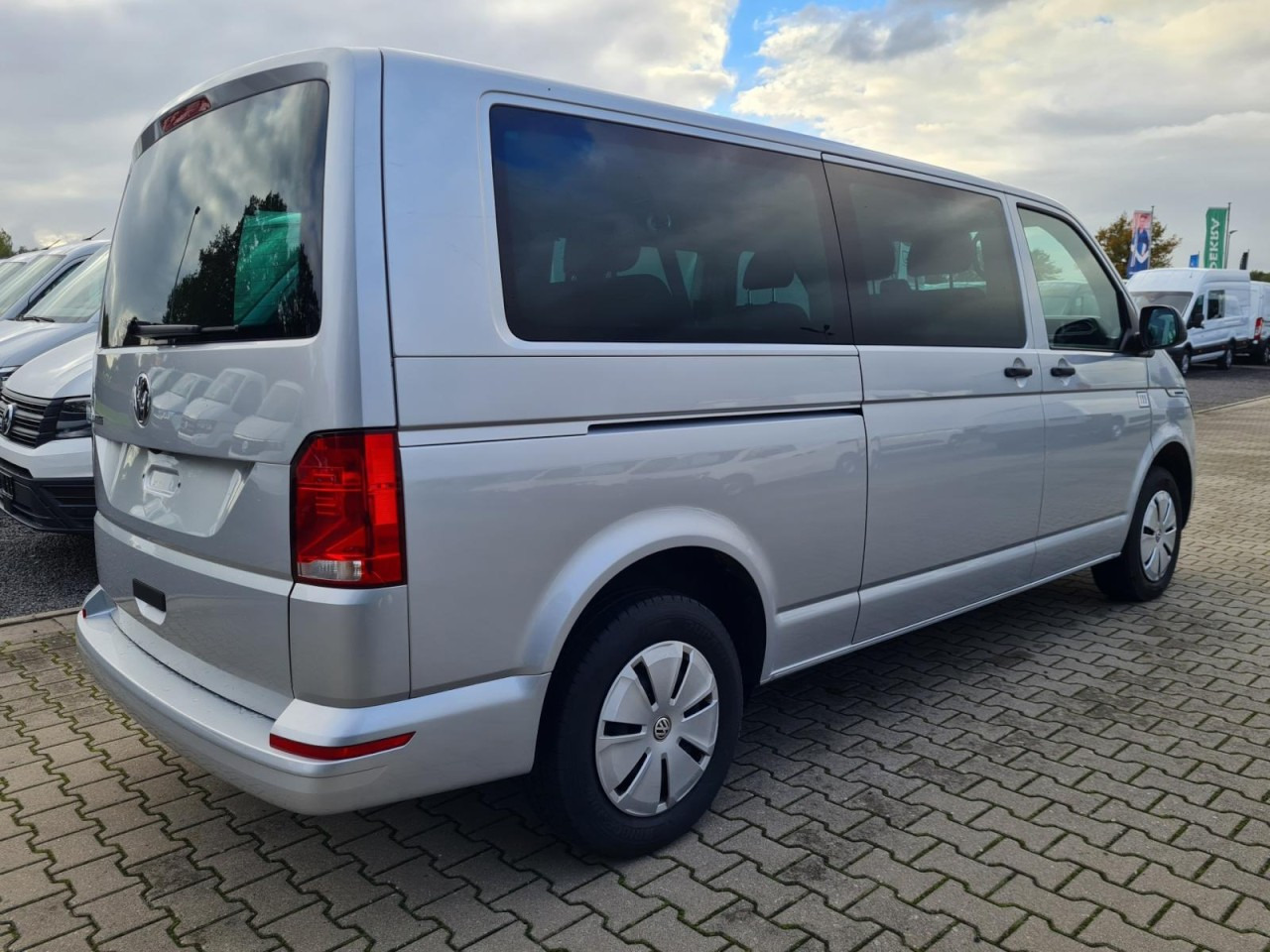 VW Volkswagen T6.1 Caravelle TDI lang 9 Sitzer 2 Schiebetüren Trendl. - Minibus, Furgão de passageiros: foto 4 VW Volkswagen T6.1 Caravelle TDI lang 9 Sitzer 2 Schiebetüren Trendl. - Minibus, Furgão de passageiros: foto 4