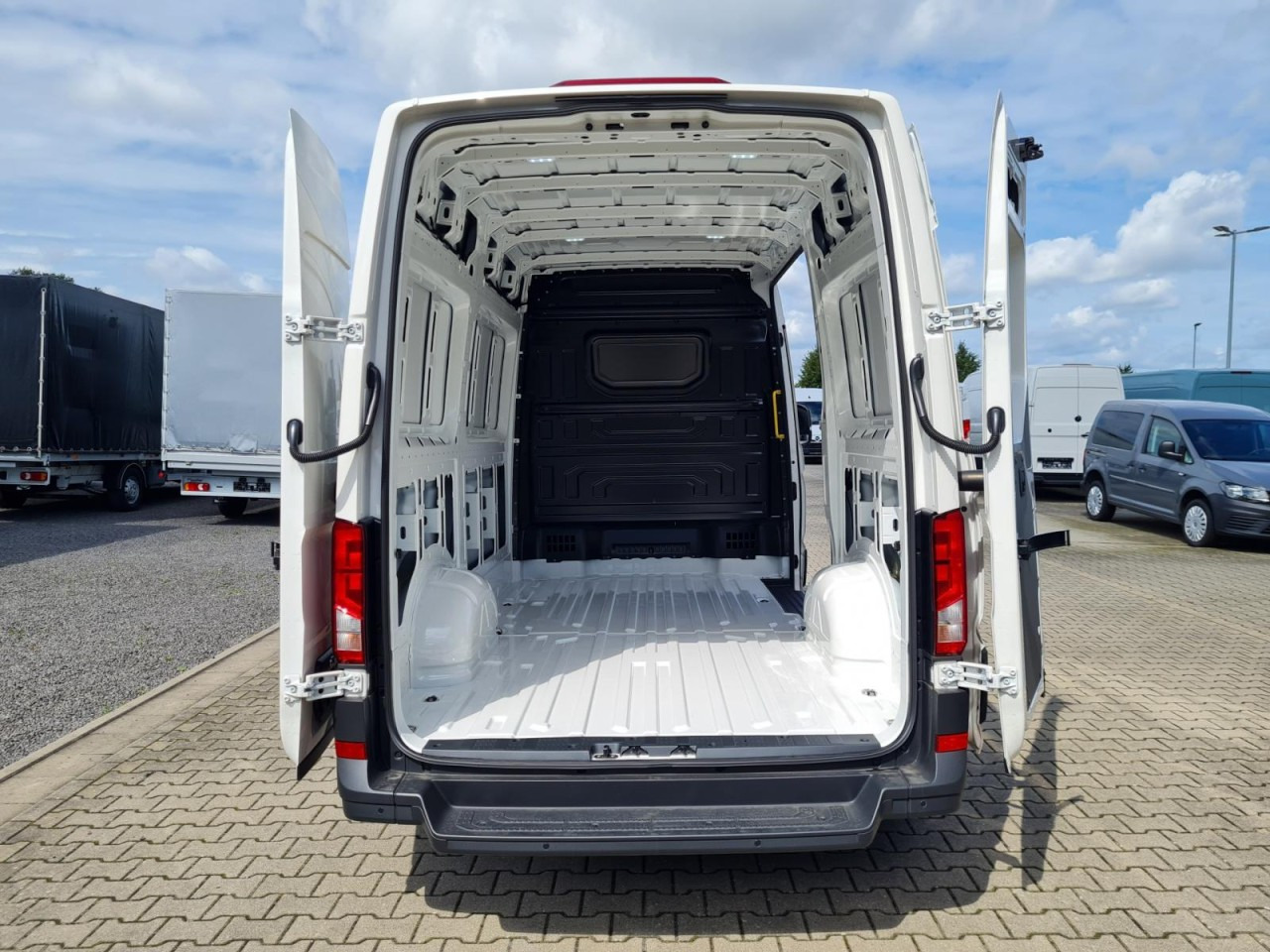 Volkswagen Crafter 35 Kasten MR L3H3 KLIMA KOMFORT PDC TEMPOMAT - Furgão: foto 5 Volkswagen Crafter 35 Kasten MR L3H3 KLIMA KOMFORT PDC TEMPOMAT - Furgão: foto 5