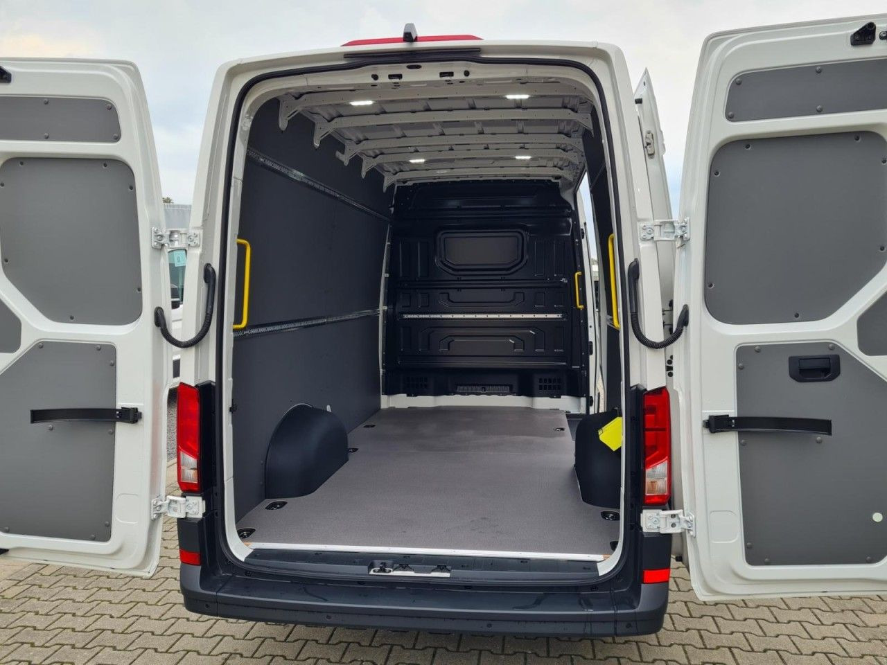 Volkswagen Crafter 35 Kasten TDI L3H3 LED TEMPOMAT AUTOMATI - Furgão: foto 5 Volkswagen Crafter 35 Kasten TDI L3H3 LED TEMPOMAT AUTOMATI - Furgão: foto 5