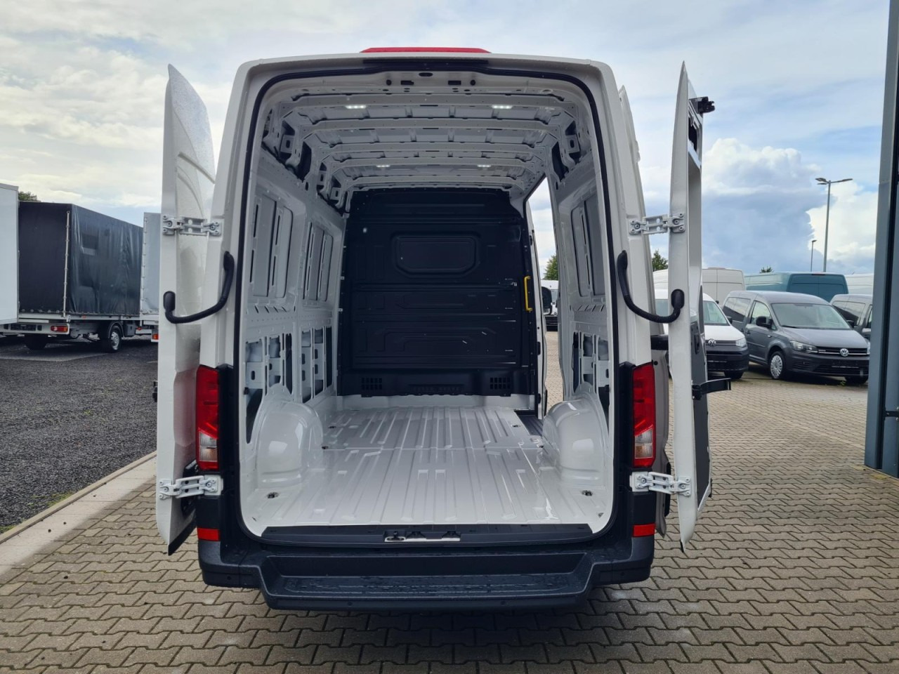 Volkswagen Crafter 35 Kasten TDI MR PDC KLIMA Tempomat L3H3 - Furgão: foto 5 Volkswagen Crafter 35 Kasten TDI MR PDC KLIMA Tempomat L3H3 - Furgão: foto 5