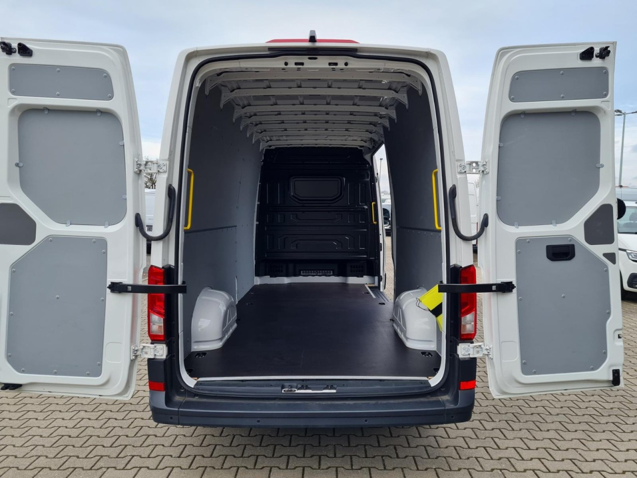 Volkswagen Crafter 35 Kasten lang L4H3 KLIMA NAVI_APP HOLZBODEN - Furgão: foto 5 Volkswagen Crafter 35 Kasten lang L4H3 KLIMA NAVI_APP HOLZBODEN - Furgão: foto 5