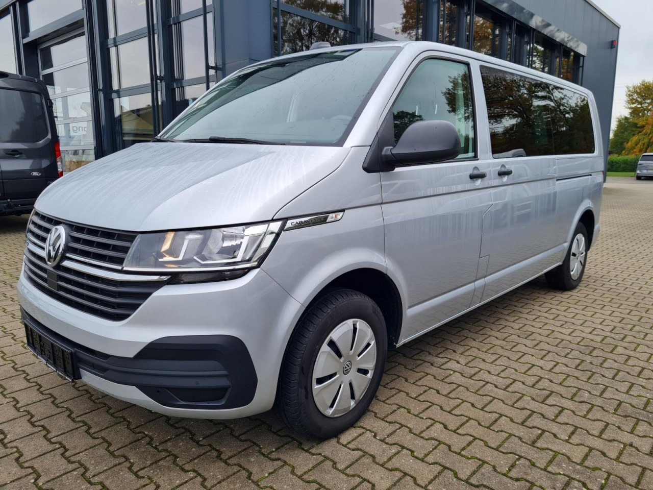 Volkswagen T6.1 Caravelle TDI lang 9 Sitzer 2 Schiebetüren Trendl. - Minibus, Furgão de passageiros: foto 1 Volkswagen T6.1 Caravelle TDI lang 9 Sitzer 2 Schiebetüren Trendl. - Minibus, Furgão de passageiros: foto 1