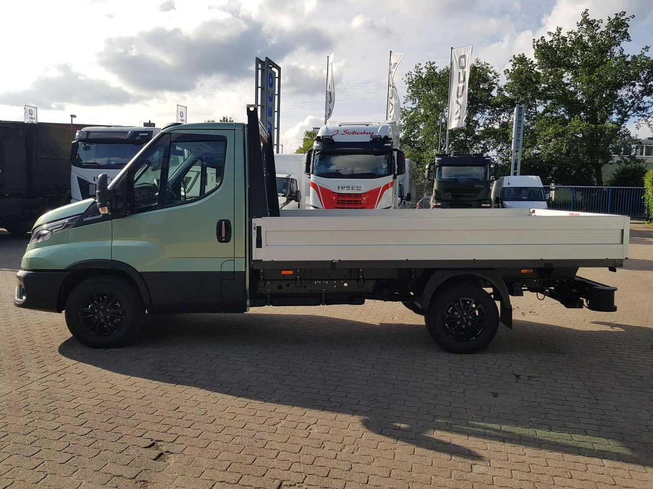 Iveco Daily 35S14HA8 Pritsche AHK 100 kW (136 PS),... - Carrinha de caixa aberta: foto 2 Iveco Daily 35S14HA8 Pritsche AHK 100 kW (136 PS),... - Carrinha de caixa aberta: foto 2