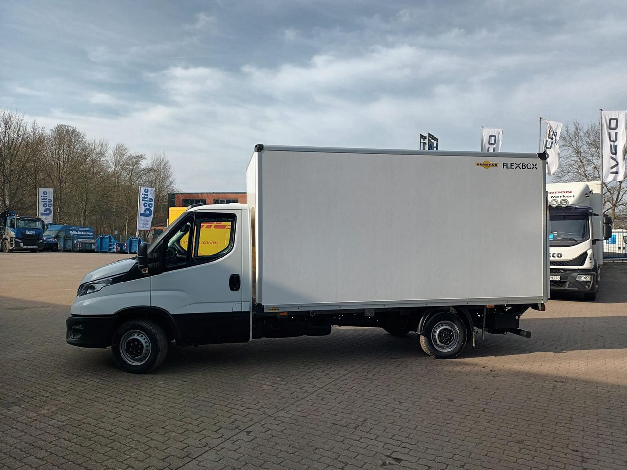 Iveco Daily 35S14HE Koffer LBW, Rückfahrkamera 2x a... - Carrinha de contentor: foto 2 Iveco Daily 35S14HE Koffer LBW, Rückfahrkamera 2x a... - Carrinha de contentor: foto 2