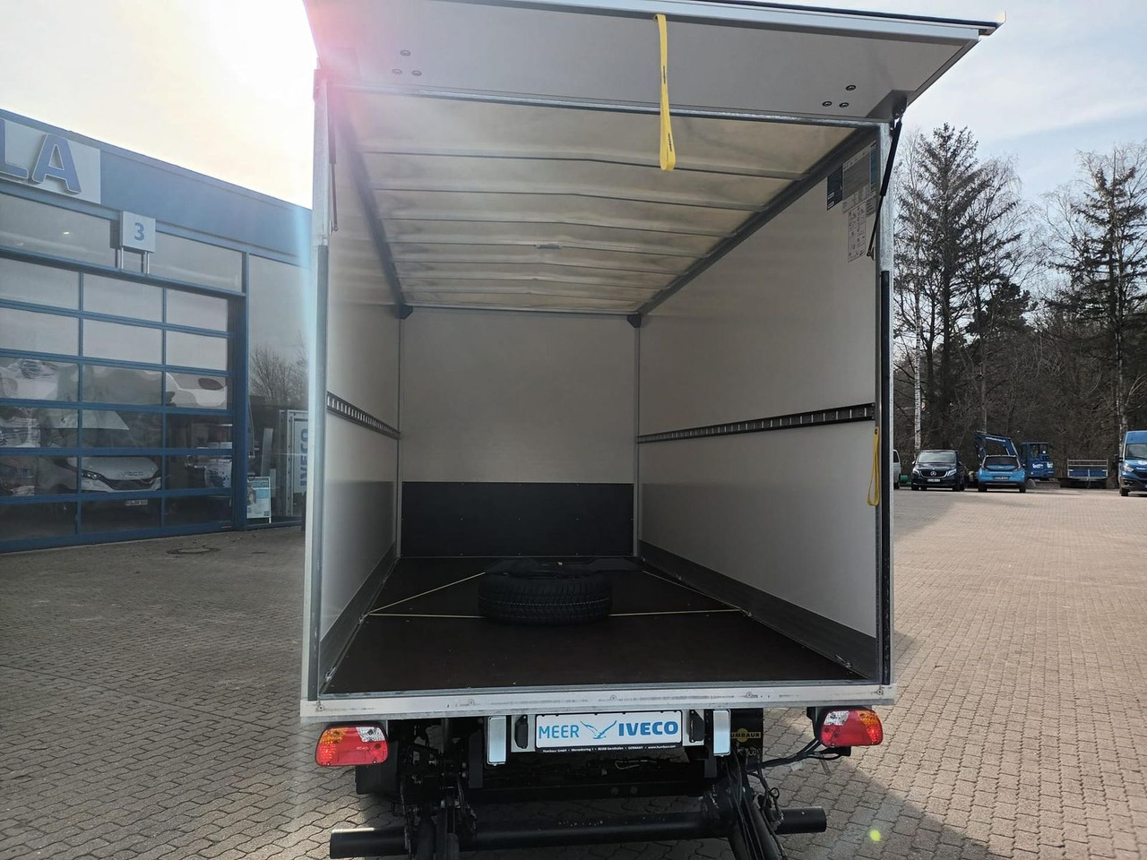 Iveco Daily 35S14HE Koffer LBW, Rückfahrkamera 2x a... - Carrinha de contentor: foto 5 Iveco Daily 35S14HE Koffer LBW, Rückfahrkamera 2x a... - Carrinha de contentor: foto 5