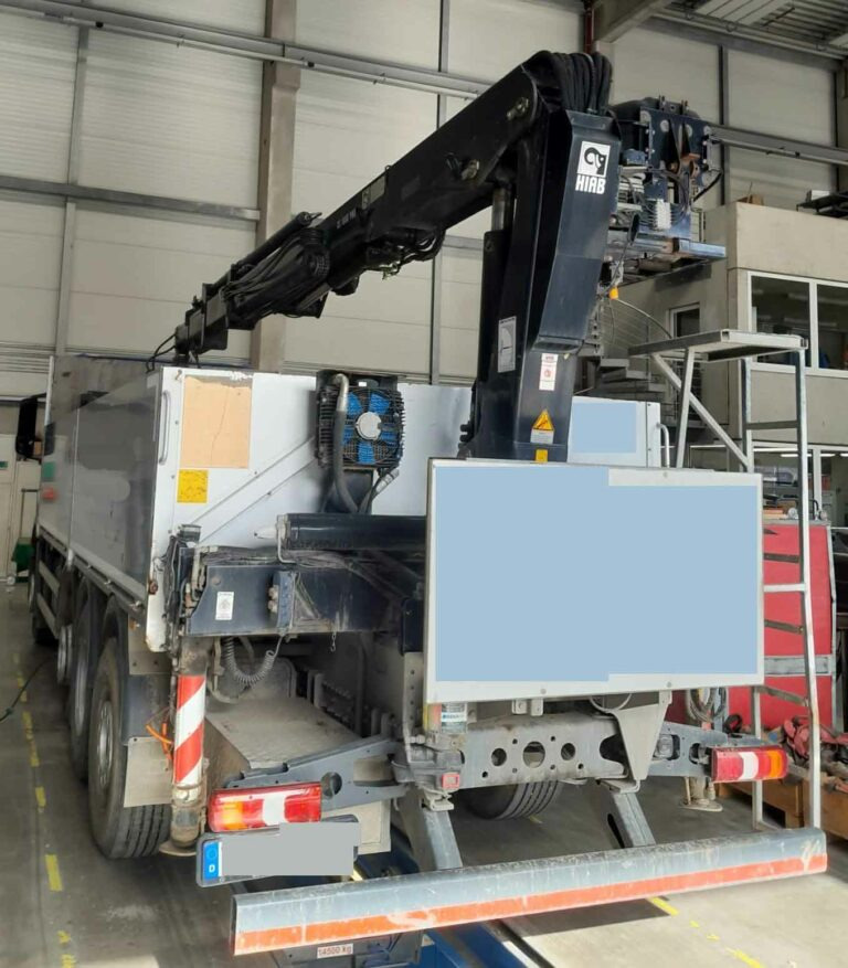 Mercedes Benz Antos 3243 – with crane / mit Kran - Camião de caixa aberta/ Plataforma, Camião grua: foto 1 Mercedes Benz Antos 3243 – with crane / mit Kran - Camião de caixa aberta/ Plataforma, Camião grua: foto 1