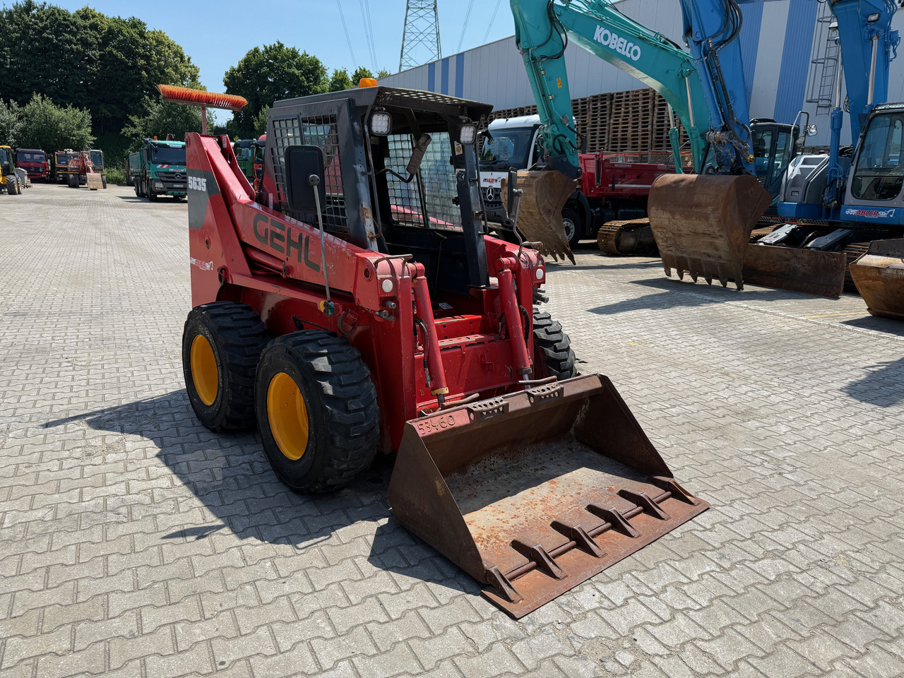 Gehl 5635 Kompaktlader Schaufel + Kehrmaschine - Pá carregadora de rodas: foto 3 Gehl 5635 Kompaktlader Schaufel + Kehrmaschine - Pá carregadora de rodas: foto 3