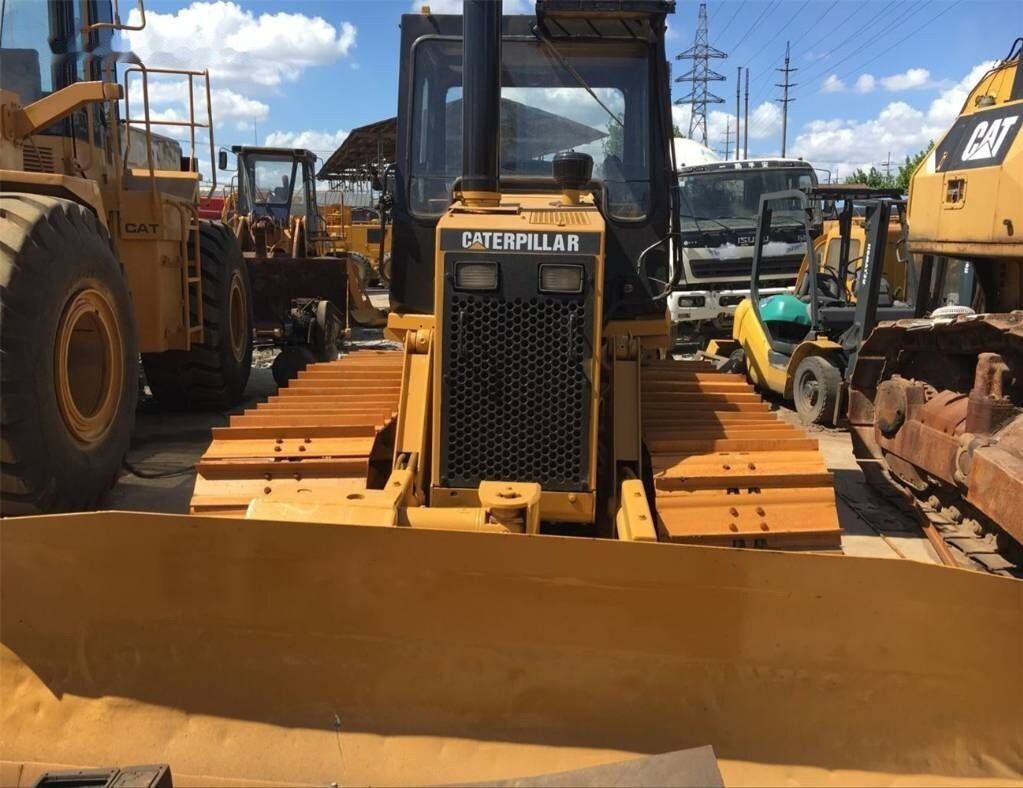 Caterpillar D4C - Buldôzer: foto 1 Caterpillar D4C - Buldôzer: foto 1