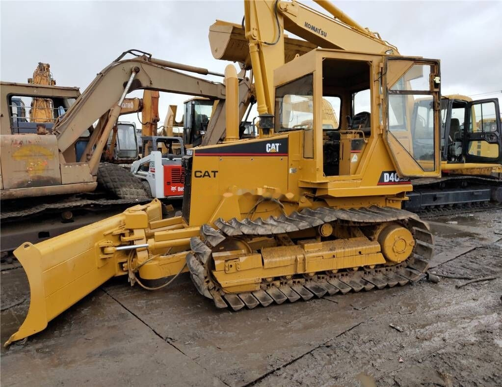 Caterpillar D4C - Buldôzer: foto 3 Caterpillar D4C - Buldôzer: foto 3
