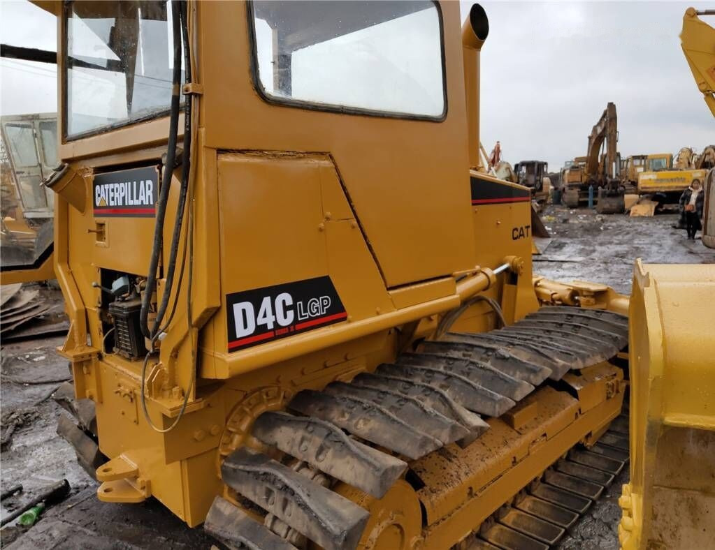Caterpillar D4C - Buldôzer: foto 1 Caterpillar D4C - Buldôzer: foto 1