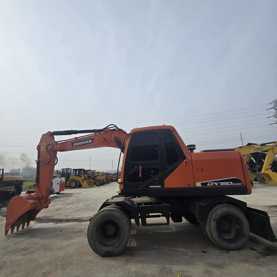 DOOSAN DX150W - Escavadeira de rodas: foto 2 DOOSAN DX150W - Escavadeira de rodas: foto 2