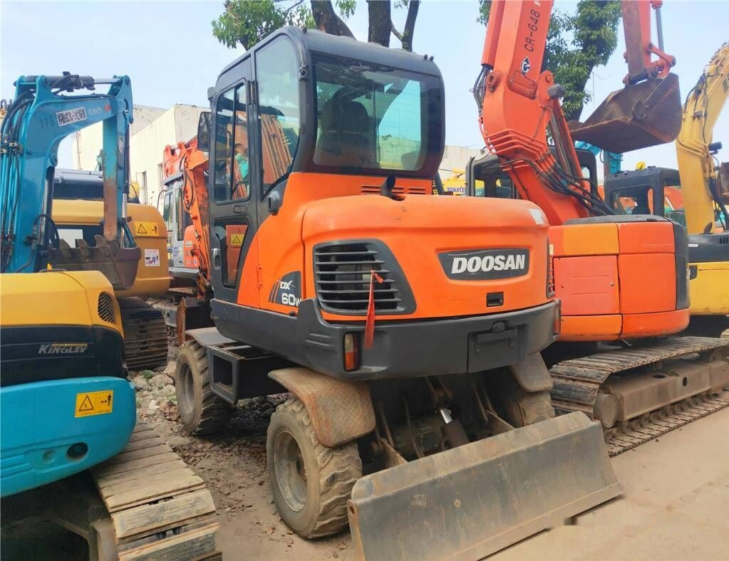 Doosan DX60 W - Escavadeira de rodas: foto 1 Doosan DX60 W - Escavadeira de rodas: foto 1