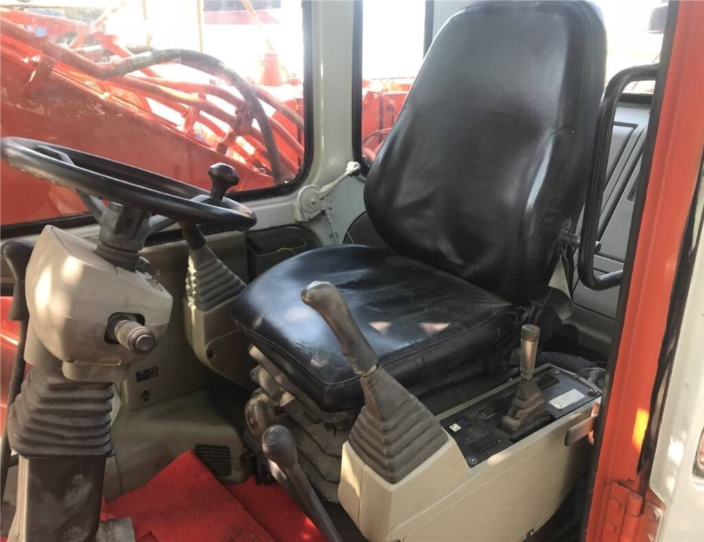 Hitachi ZX160WD - Escavadeira de rodas: foto 4 Hitachi ZX160WD - Escavadeira de rodas: foto 4