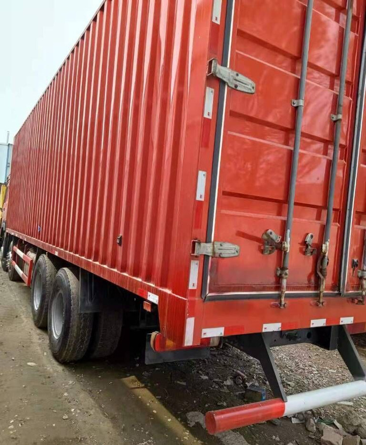 Howo 8X4 Box Truck Box Van - Camião transportador de contêineres/ Caixa móvel: foto 3 Howo 8X4 Box Truck Box Van - Camião transportador de contêineres/ Caixa móvel: foto 3